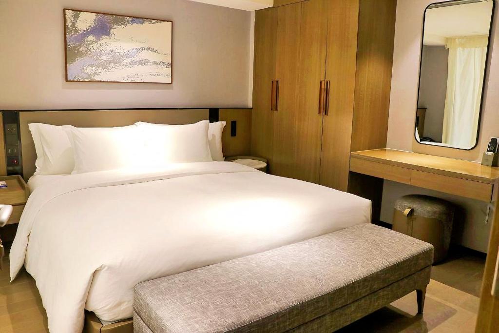Postel nebo postele na pokoji v ubytování Crowne Plaza Wuhan Development Zone by IHG