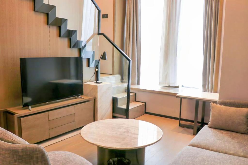 TV a/nebo společenská místnost v ubytování Crowne Plaza Wuhan Development Zone by IHG