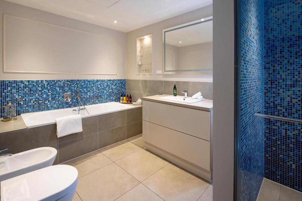 The Wellem, in The Unbound Collection by Hyatt - Resim 36