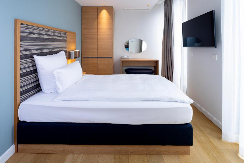 The Wellem, in The Unbound Collection by Hyatt - Resim 37