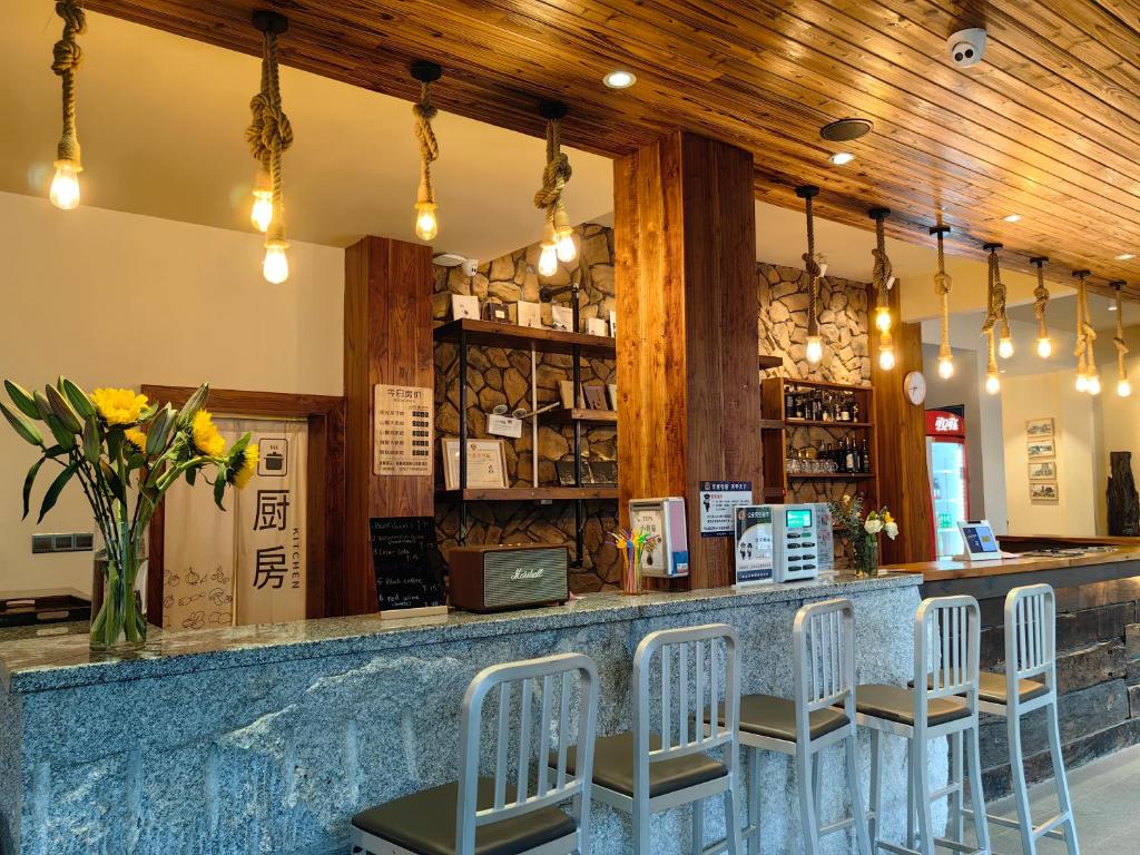 Lounge nebo bar v ubytování Guilin Village Creek Inn-Free private car pick up station stay 3 nights