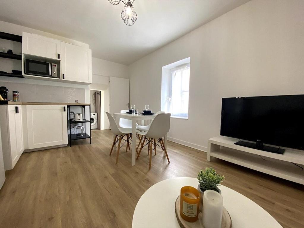Il comprend un salon doté d'une table et d'une télévision à écran plat. dans l'établissement Casa Jardin des Plantes : T2, à Angers