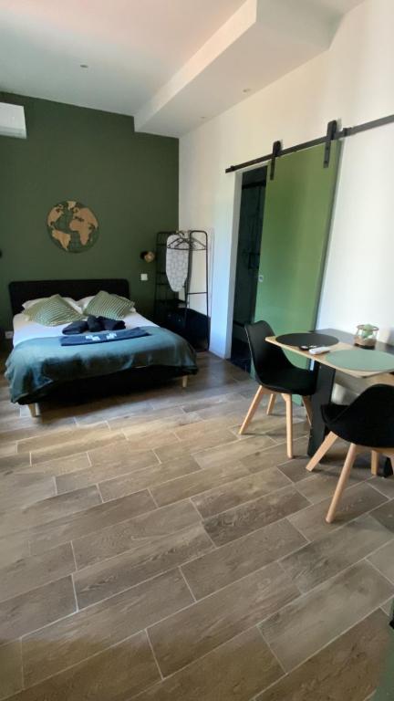 une chambre avec un lit, une table et des chaises dans l'établissement Studio Californie beach, à Nice