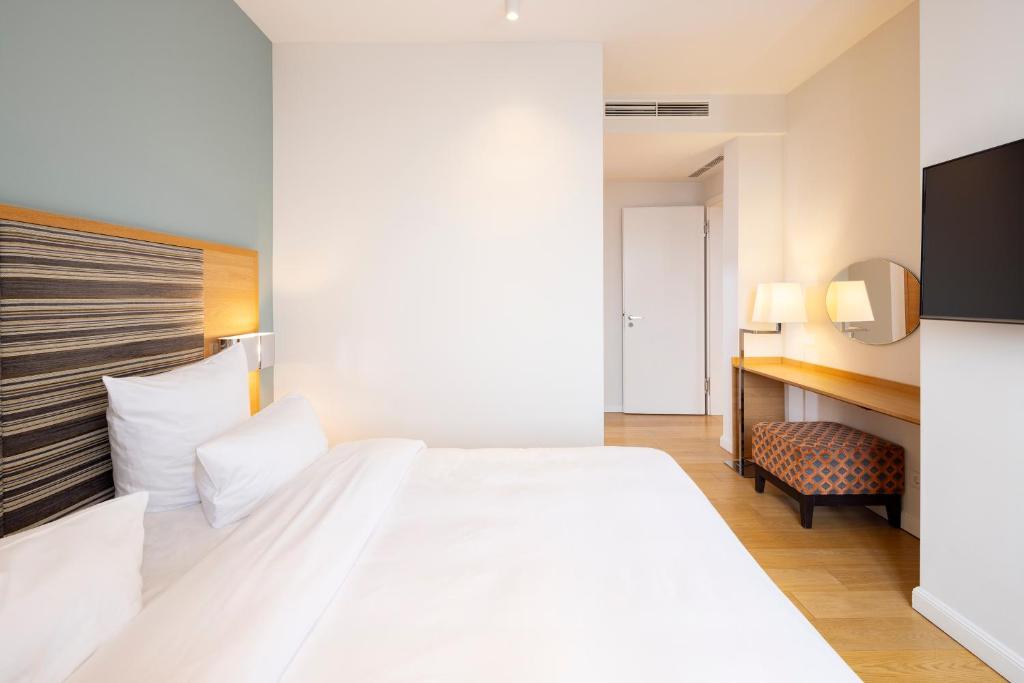 The Wellem, in The Unbound Collection by Hyatt - Resim 45