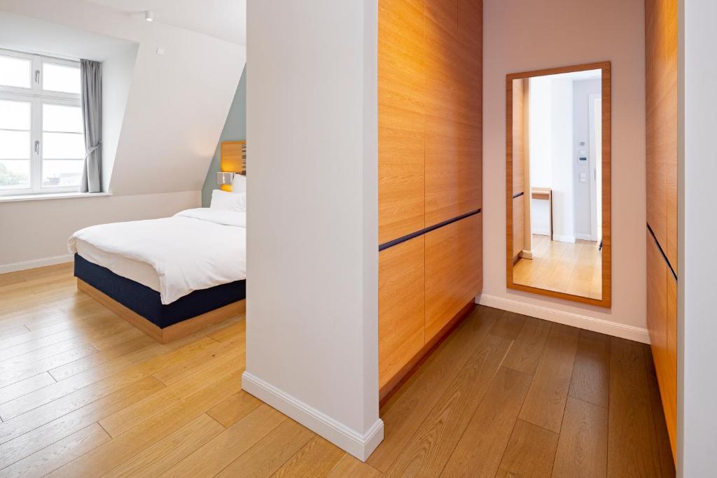 The Wellem, in The Unbound Collection by Hyatt - Resim 44