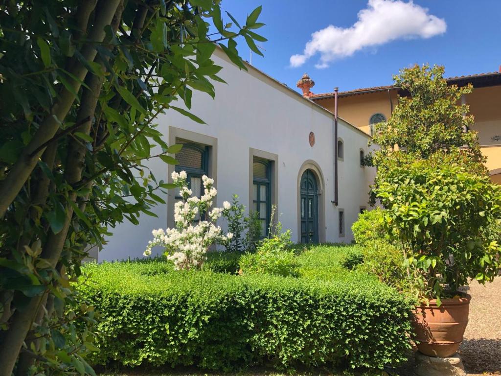 an exterior view of a house with a garden at Villa Luciano in Lastra a Signa