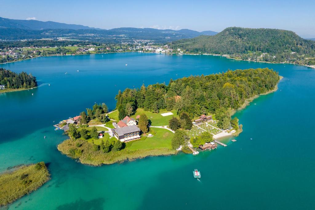 un'isola in mezzo a un lago di Inselhotel Faakersee a Faak am See