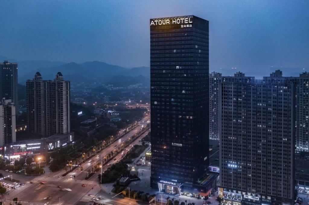长沙长沙市政府金融中心亚朵酒店的一座高大的建筑,上面有城市的标志