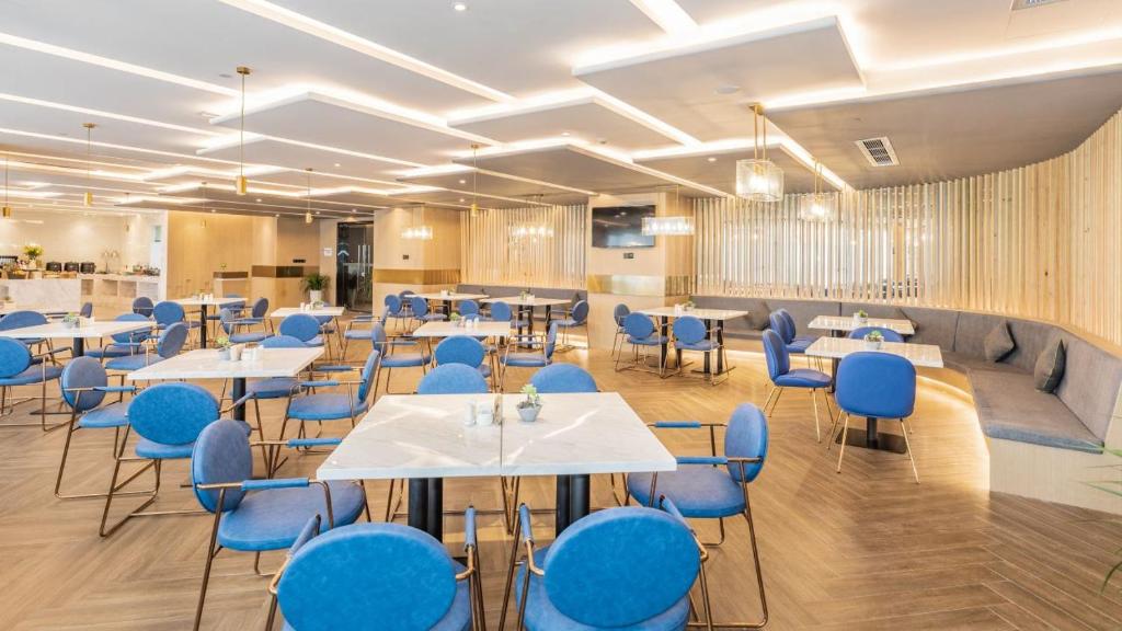 长沙市政府金融中心亚朵酒店的休息区
