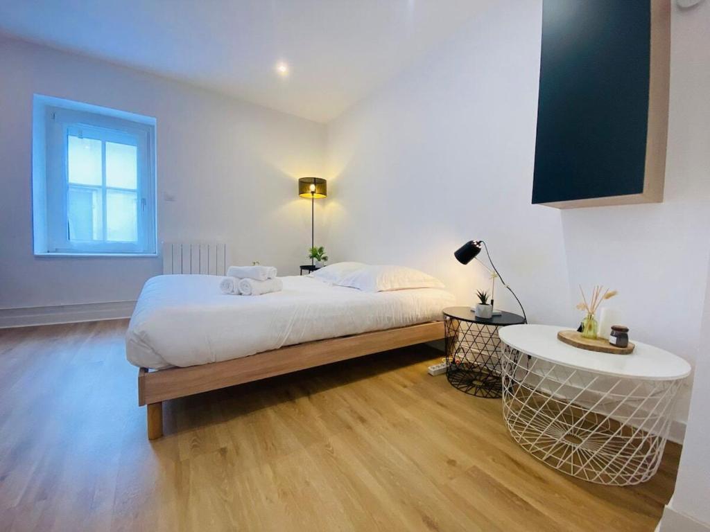 une chambre avec un grand lit et une table dans l'établissement Casa Jardin des Plantes : Studio, à Angers