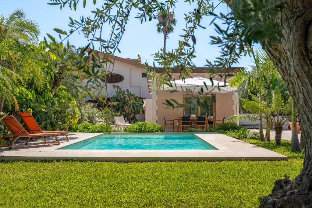 une piscine dans la cour d'une maison dans l'établissement Villa Bali with Pool by Wonderful Italy, à Syracuse