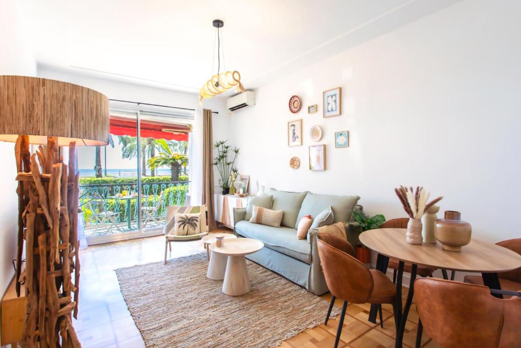 un salon avec un canapé bleu et une table dans l'établissement L54 1BDR Promenade Sea View AC & Balcony, à Nice