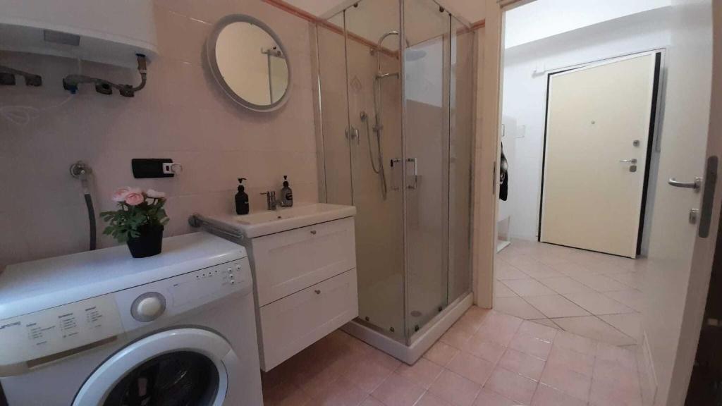 A bathroom at Happy Apartment - TWA