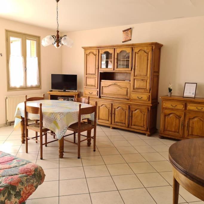 Il comprend un salon doté d'une table à manger et d'une télévision. dans l'établissement Vintage House, à Ambérieu-en-Bugey