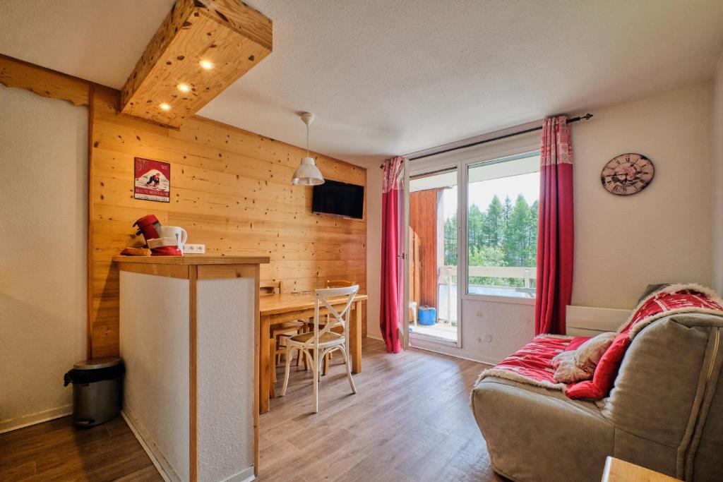 un salon avec un canapé et une table dans l'établissement Appartement Alpe D'huez, à Huez