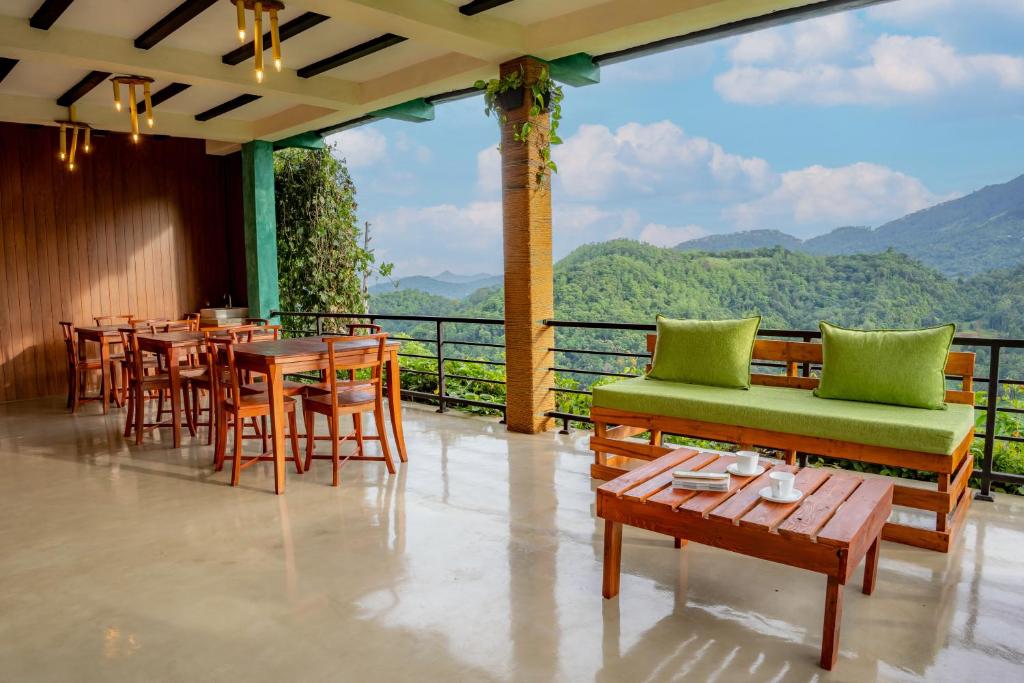 Nespecifikovaný výhled na hory nebo výhled na hory při pohledu z hotelu
