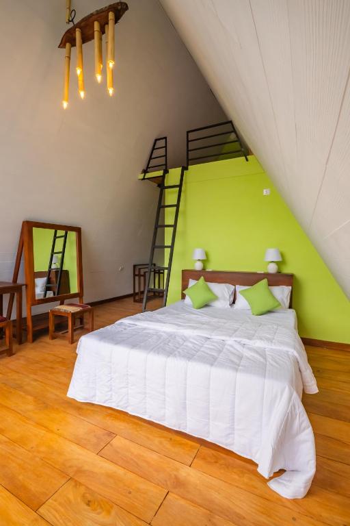 Postel nebo postele na pokoji v ubytování Eco Vibe Resort