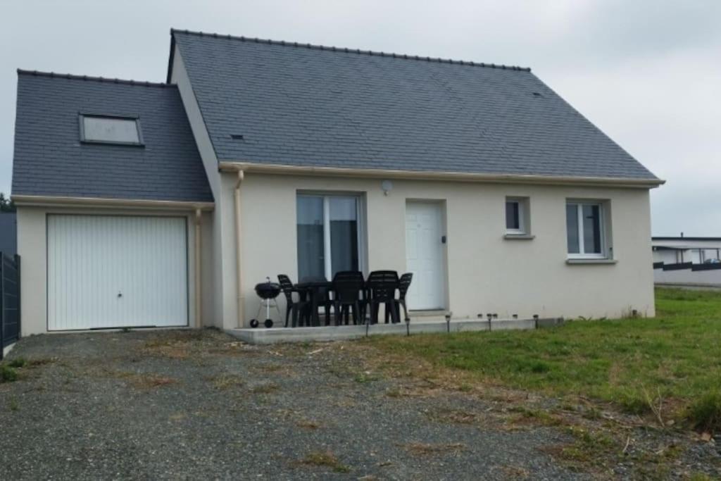 une maison blanche avec une table et des chaises devant elle dans l'établissement maison plein pied de 2023, à Quimerch