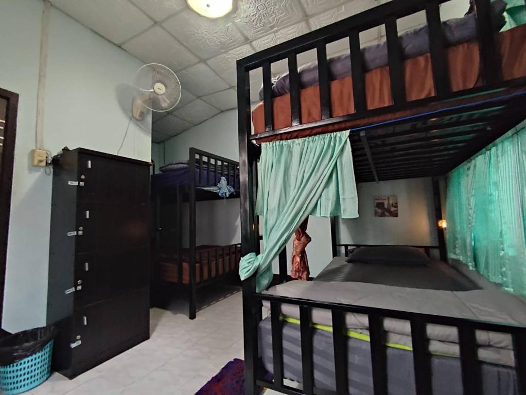 Postel nebo postele na pokoji v ubytování Paifah Hostel