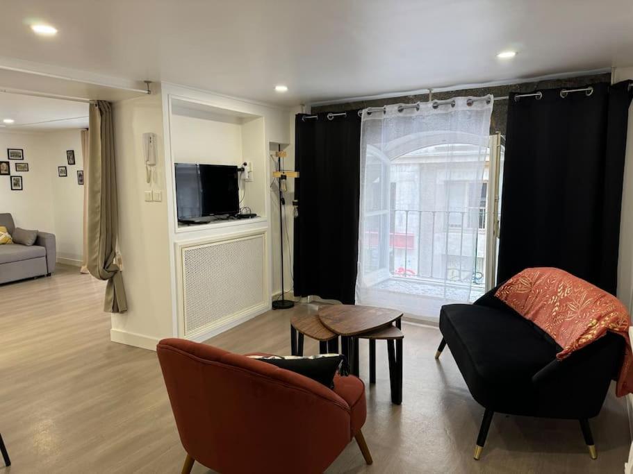 - un salon avec deux chaises et une fenêtre dans l'établissement Le Bayard Appartement rénové en centre ville, à Grenoble