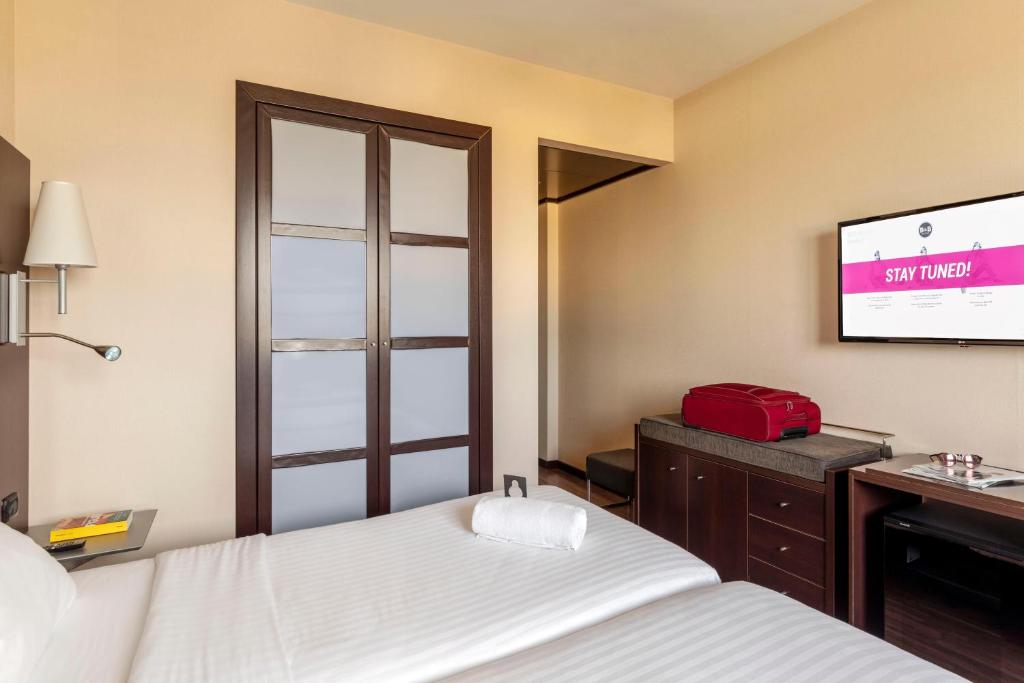 Łóżko lub łóżka w pokoju w obiekcie B&B Hotel Arezzo