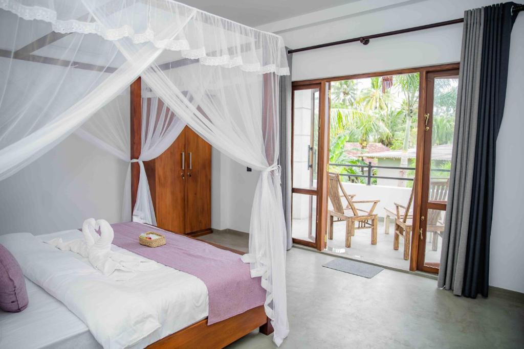 Postel nebo postele na pokoji v ubytování Hirigala Beach Resort