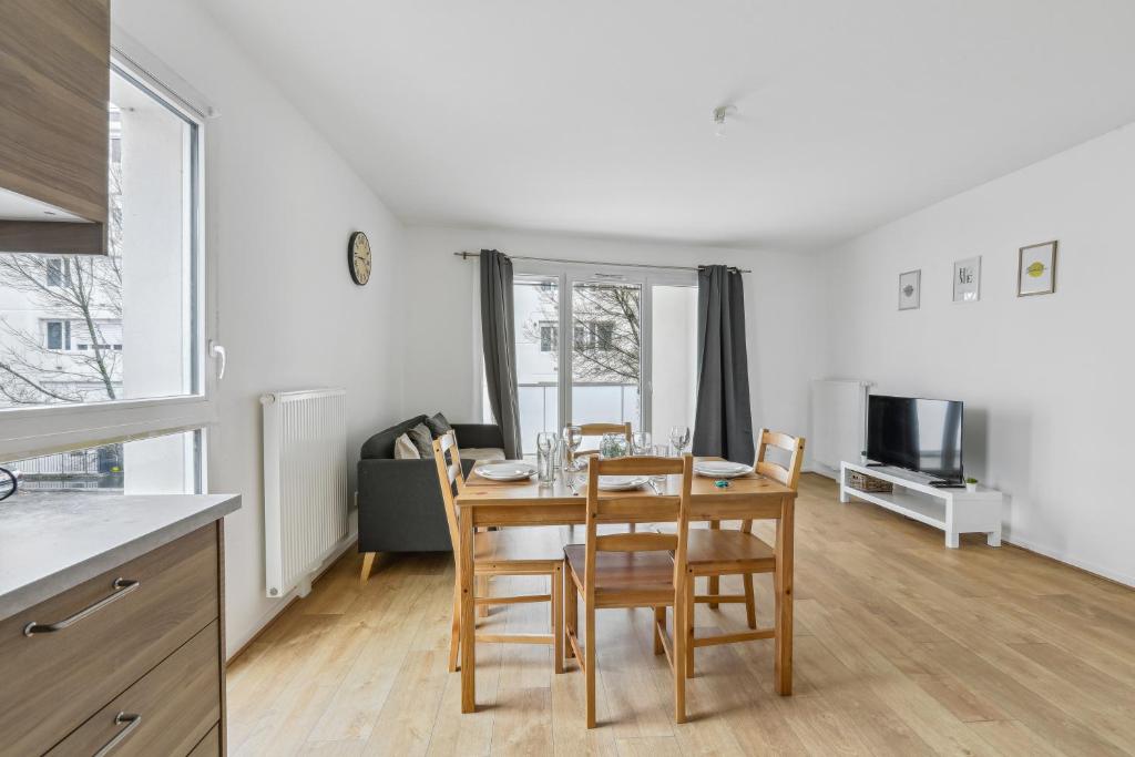 une cuisine et une salle à manger avec une table et des chaises dans l'établissement chic apart with terace and parking, à Rouen