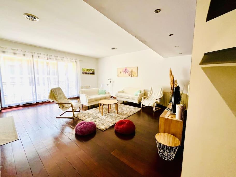 un salon avec un canapé et une table dans l'établissement Grand Appartement Mèze idéalement situé, à Mèze