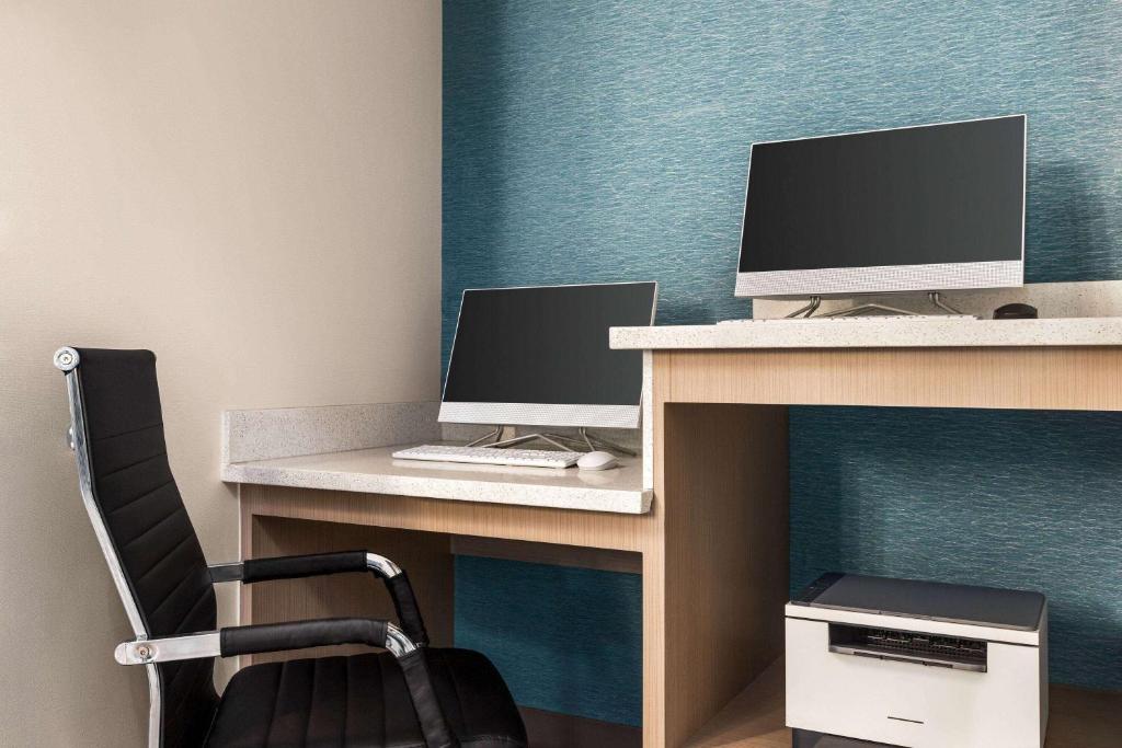 Μια τηλεόραση ή/και κέντρο ψυχαγωγίας στο La Quinta by Wyndham San Antonio North Stone Oak