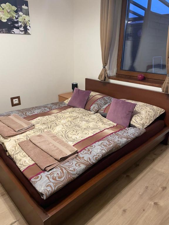 Postel nebo postele na pokoji v ubytování Apartmán LOSONCI Nesvady- pre 2 osoby štúdio