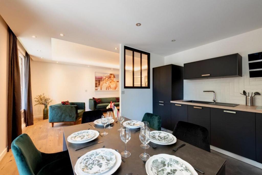 a kitchen and dining room with a table and chairs at LE MIRAGE Luxury T4 avec garage in Annecy