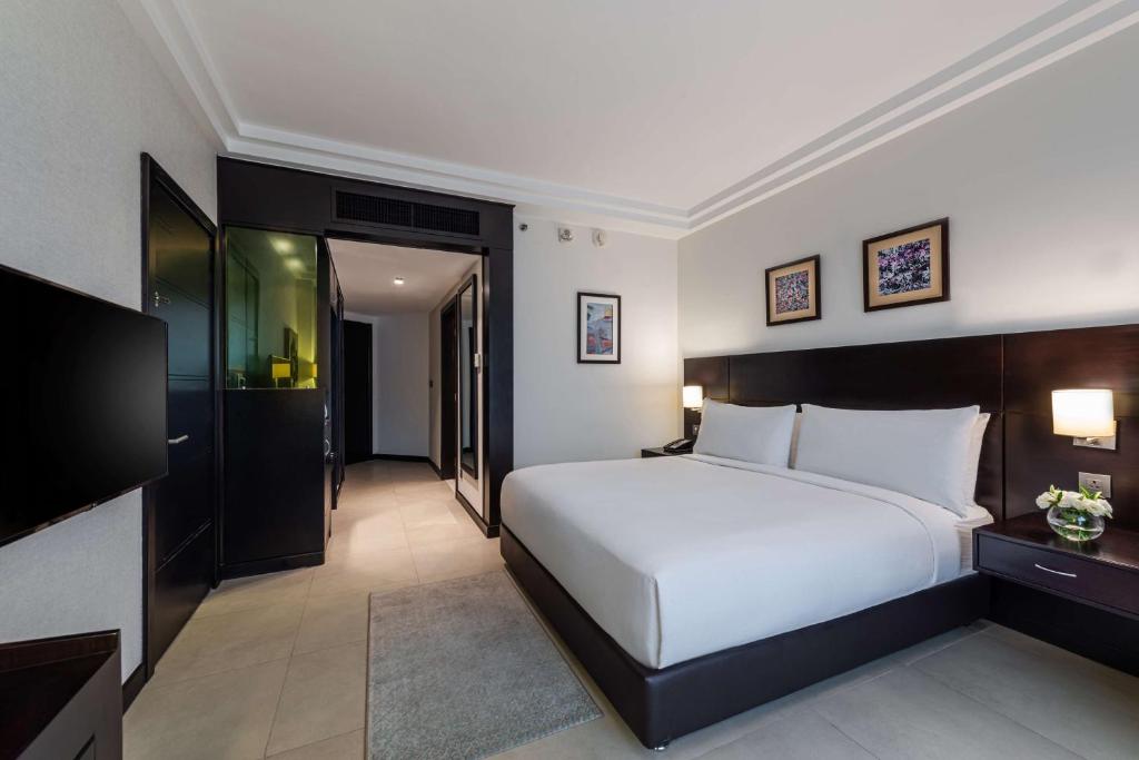 Postel nebo postele na pokoji v ubytování DoubleTree by Hilton Hotel Aqaba