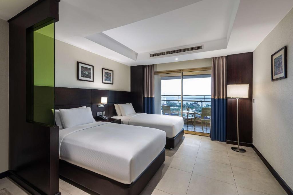 Postel nebo postele na pokoji v ubytování DoubleTree by Hilton Hotel Aqaba