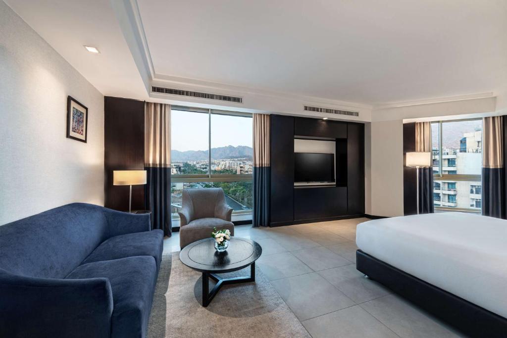 Postel nebo postele na pokoji v ubytování DoubleTree by Hilton Hotel Aqaba