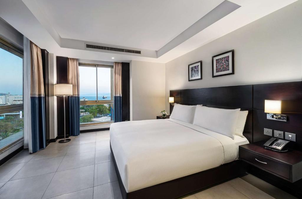 Postel nebo postele na pokoji v ubytování DoubleTree by Hilton Hotel Aqaba