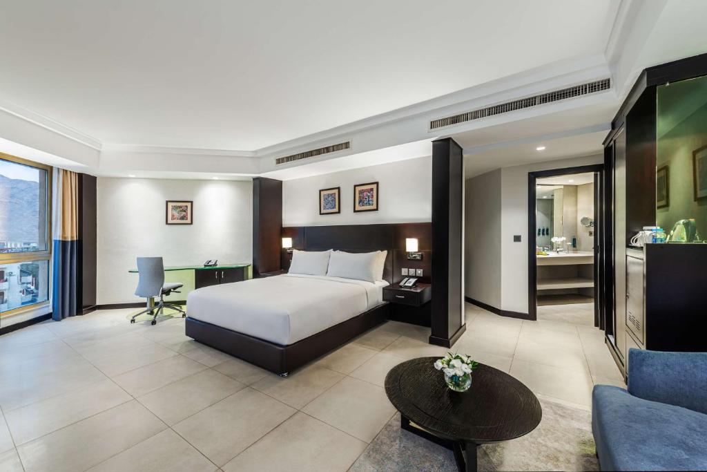 Postel nebo postele na pokoji v ubytování DoubleTree by Hilton Hotel Aqaba