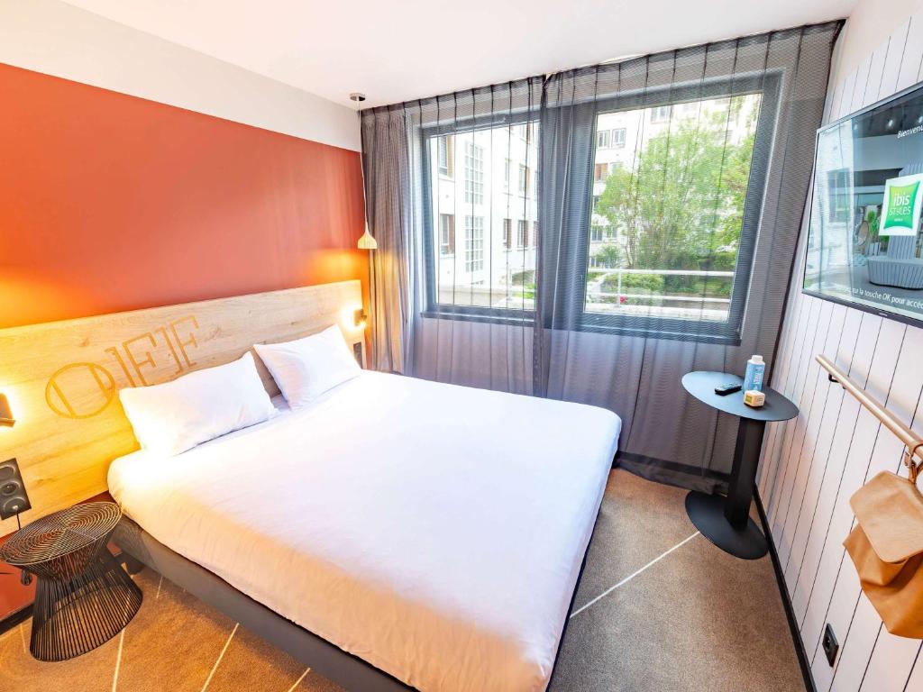 a bedroom with a large bed and a window at ibis Styles Paris 16 Boulogne in Paris