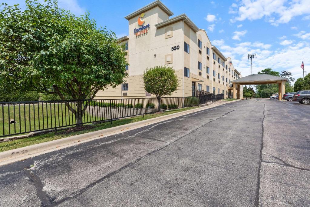 an empty street in front of a hotel at Comfort Suites Lombard - Addison in Lombard