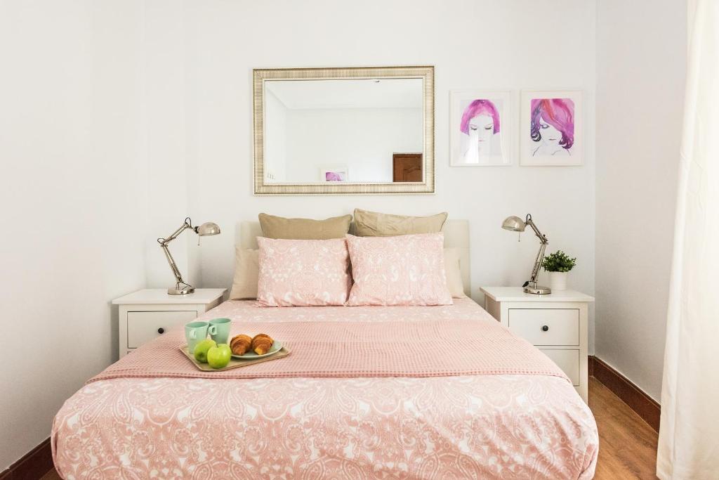 een slaapkamer met een bed met daarop een dienblad met fruit bij Apartamento totalmente equipado en el centro de Madrid in Madrid