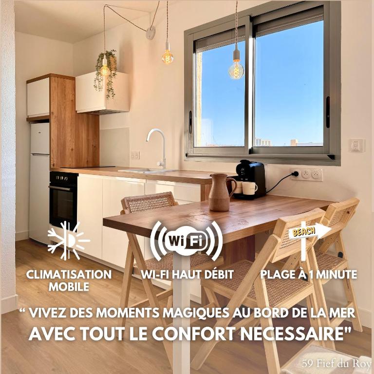 - une cuisine avec une table en bois dans une chambre dans l'établissement Jolie 2 pièces plage - No 59 Fief du Roy, à Port-la-Nouvelle