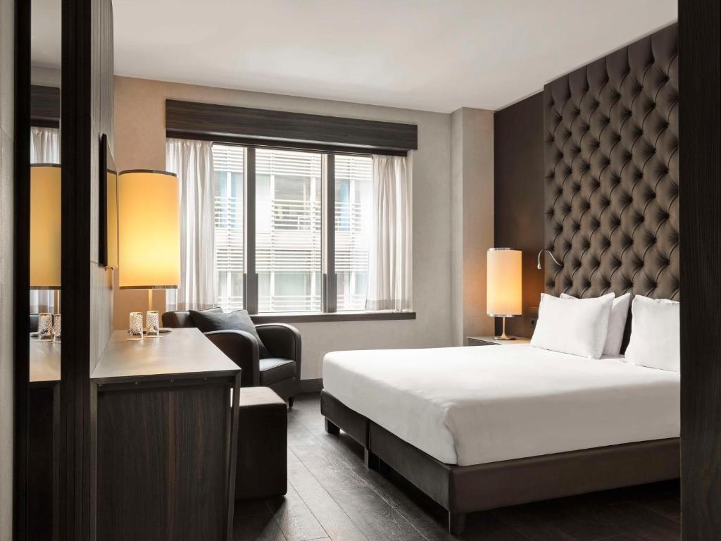 Postel nebo postele na pokoji v ubytování Hyatt Centric Milan Centrale
