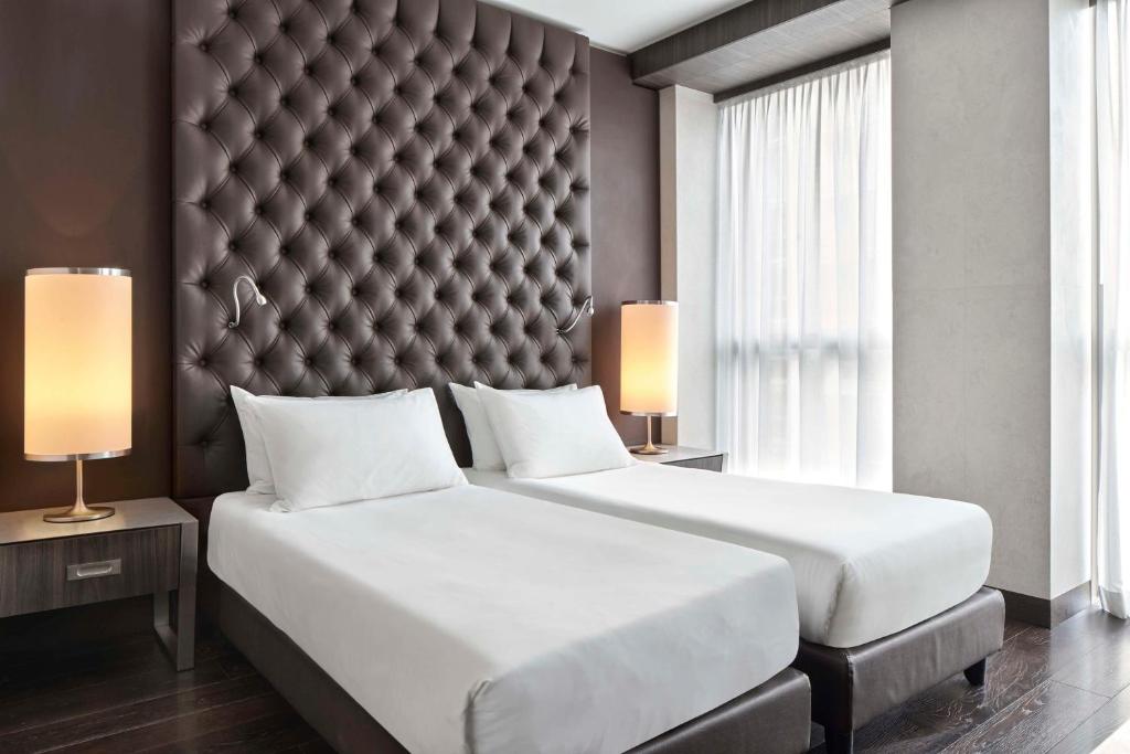 Postel nebo postele na pokoji v ubytování Hyatt Centric Milan Centrale