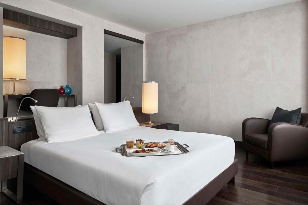 Postel nebo postele na pokoji v ubytování Hyatt Centric Milan Centrale