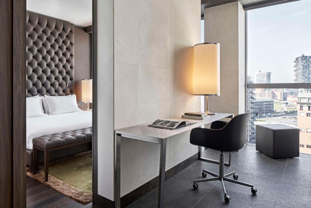 Postel nebo postele na pokoji v ubytování Hyatt Centric Milan Centrale