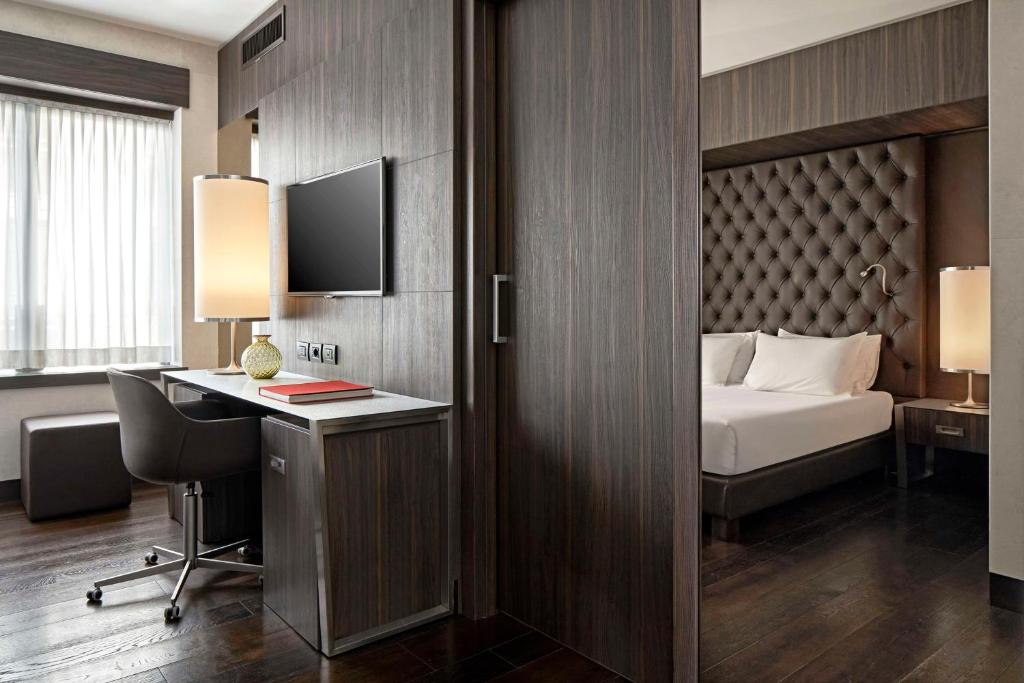 Postel nebo postele na pokoji v ubytování Hyatt Centric Milan Centrale