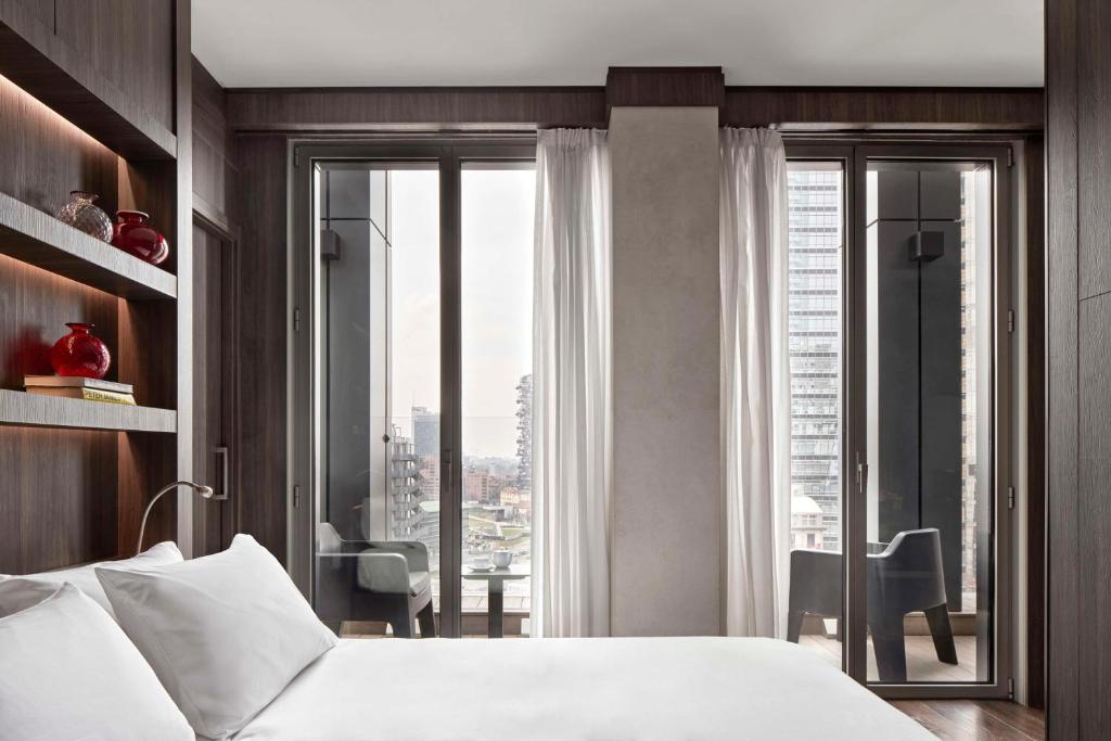 Postel nebo postele na pokoji v ubytování Hyatt Centric Milan Centrale