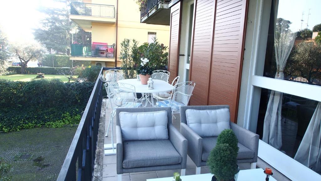 einen Balkon mit einem Tisch und Stühlen in der Unterkunft Provenzale in Desenzano del Garda