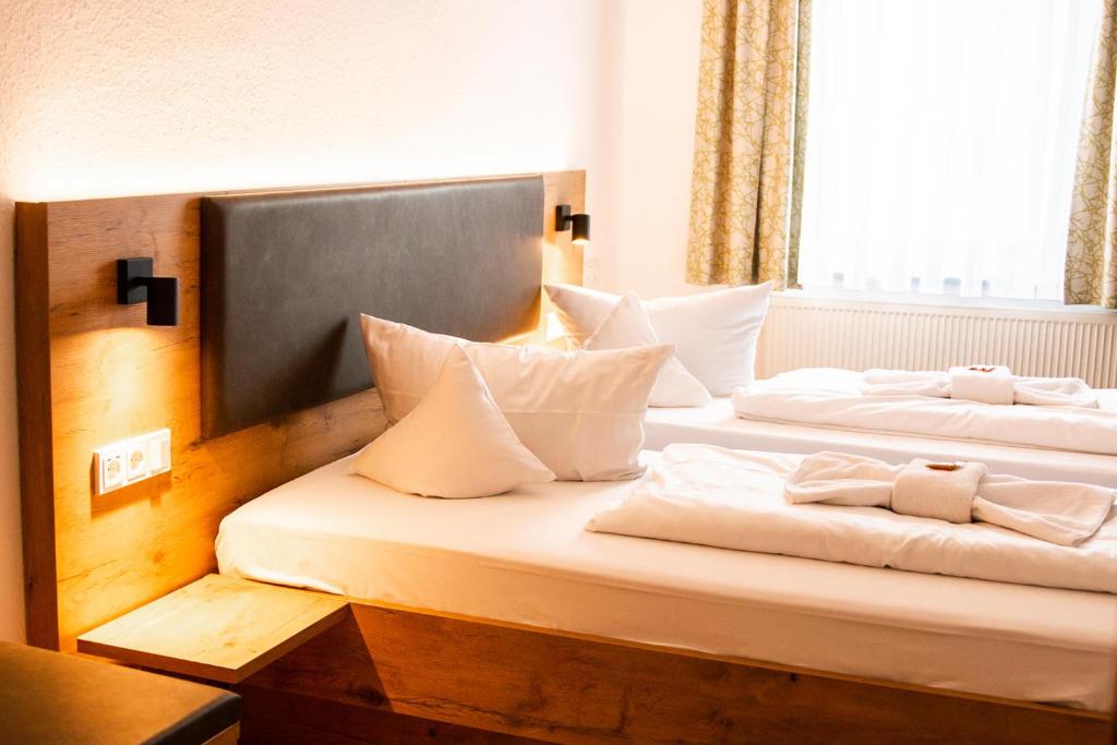 Postel nebo postele na pokoji v ubytování Gasthof Adler