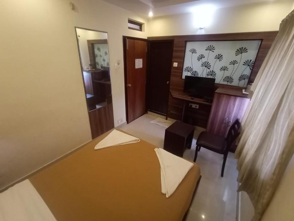 TV a/nebo společenská místnost v ubytování Hotel Aditya