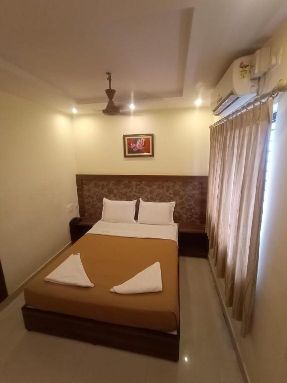 Postel nebo postele na pokoji v ubytování Hotel Aditya